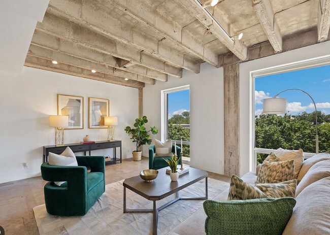 Building Photo - 1115 S Alamo St