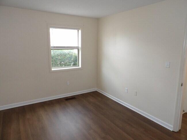 Building Photo - 902 Plaza Dr