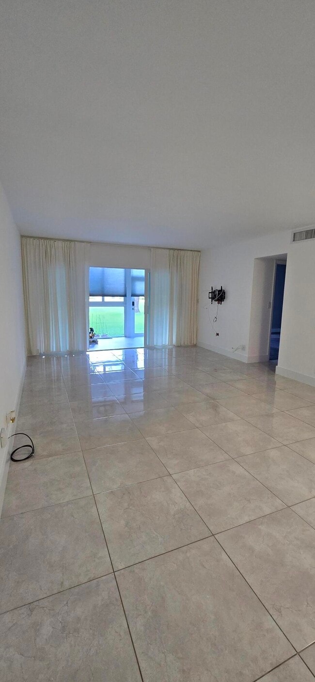 Building Photo - 3300 N Palm Aire Dr