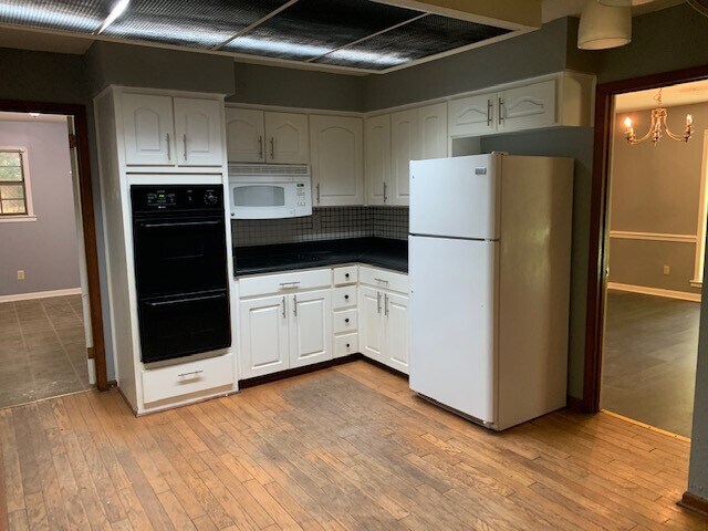 Building Photo - Large secluded 4 bedroom/2 bath in Blude R...