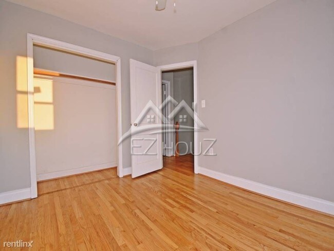 Building Photo - 2 br, 1.5 bath Apartment - 4108 Eastmont Ave