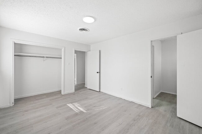 Building Photo - Updated Home w/ Large Backyard, Minutes fr...