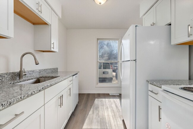 Building Photo - Spacious Duplex in Johnson County - Available December 15