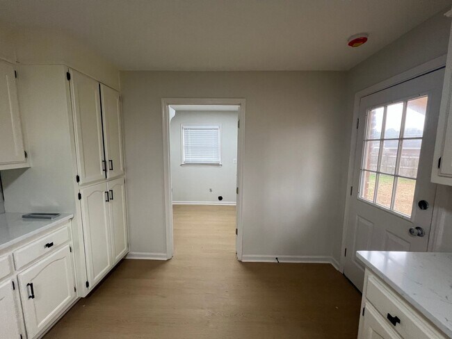 Building Photo - 3 Bedroom 2 Bathroom. Single Level Home.