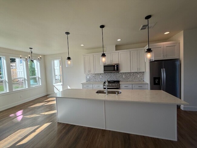 Building Photo - New Construction 4-bedroom 4 Bath Dundee OR 97115