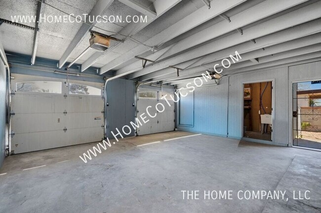 Building Photo - 7461 E Victoria Dr