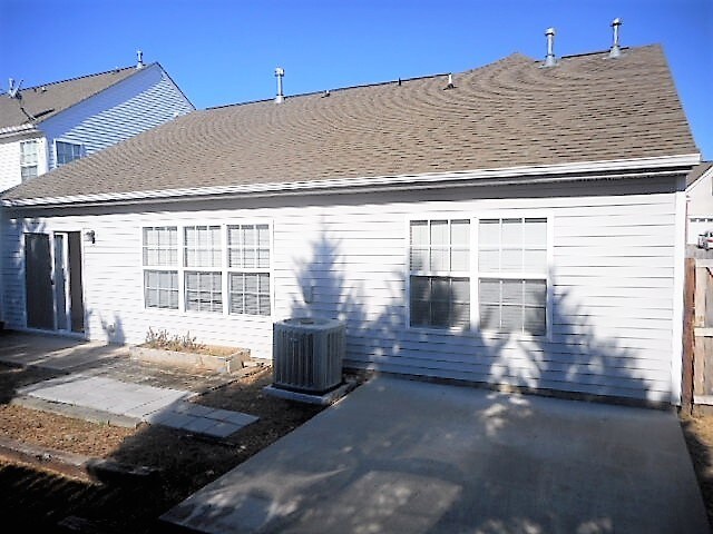 Building Photo - 823 Jennifer Ln