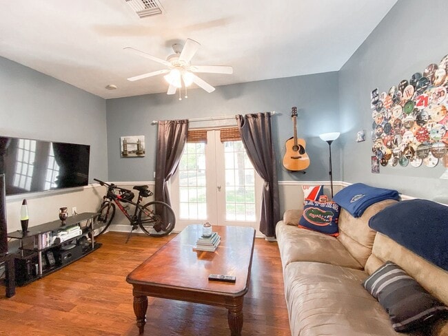 Building Photo - Woods Edge South #114