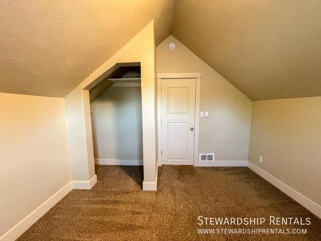 Building Photo - 5 Bd Close to Campus!