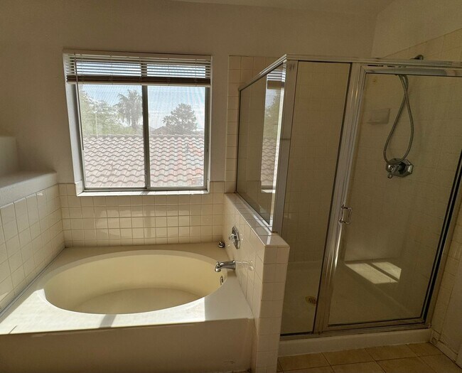 Building Photo - Pool & Spa plus 4 bedrooms