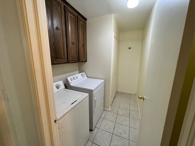 Building Photo - Charming 3-Bed, 2-Bath Home in South Tulsa