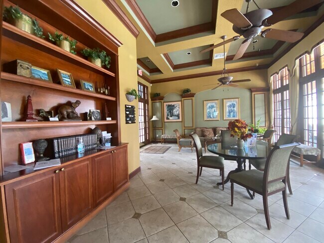 Building Photo - 1600 Crestwood Ct S