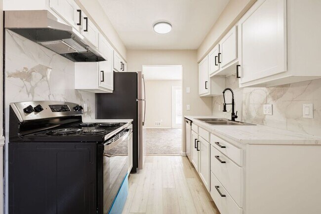 Building Photo - 14 Elm St