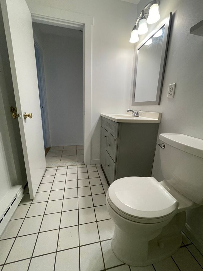 Building Photo - Charming 1-bedroom condo ideal for commute...