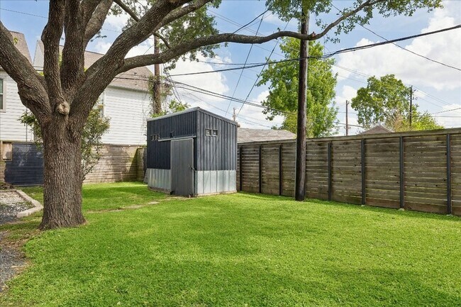 Building Photo - 1136 Oak Tree Dr