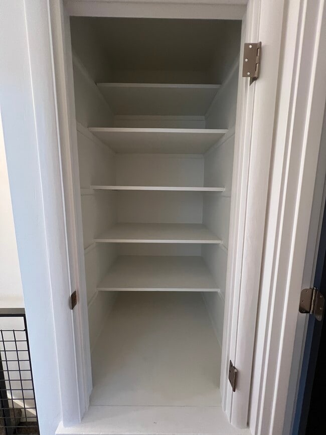 Building Photo - 214 W 7th St