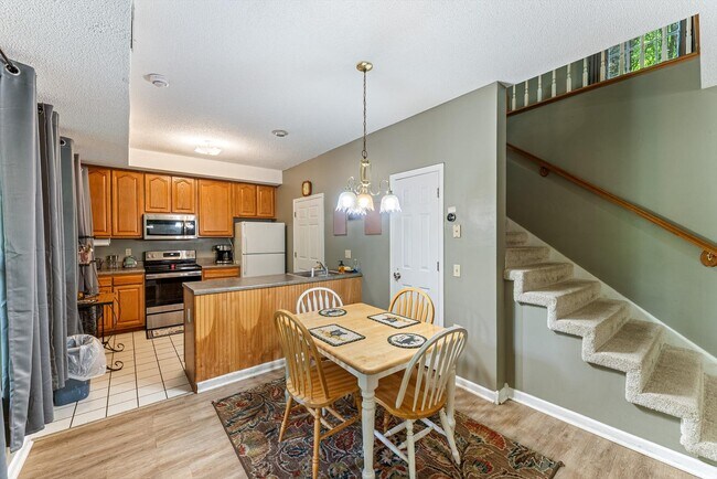Building Photo - 1052 Twin Oaks Rd