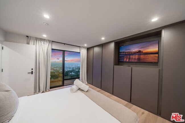 Building Photo - 8800 Hollywood Blvd