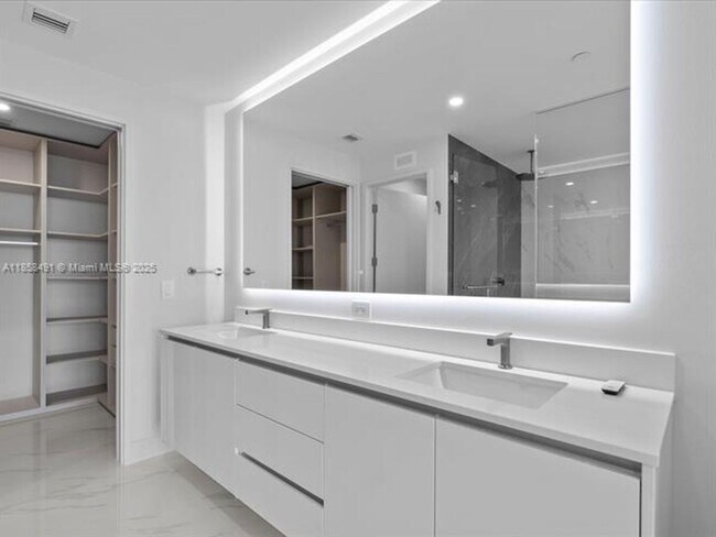 Building Photo - 700 NE 24th St