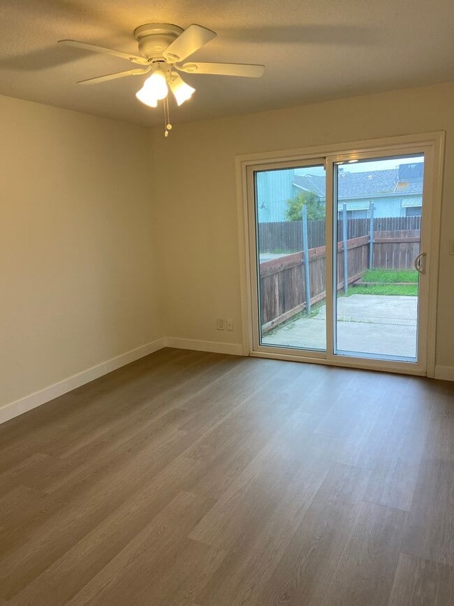 Building Photo - Valley Hi / N. Laguna 2 Bdrm 1 bath half-plex