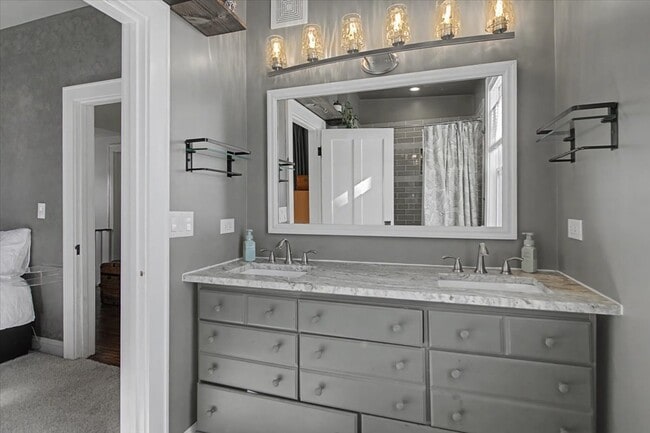 Building Photo - 136 E Jackson St