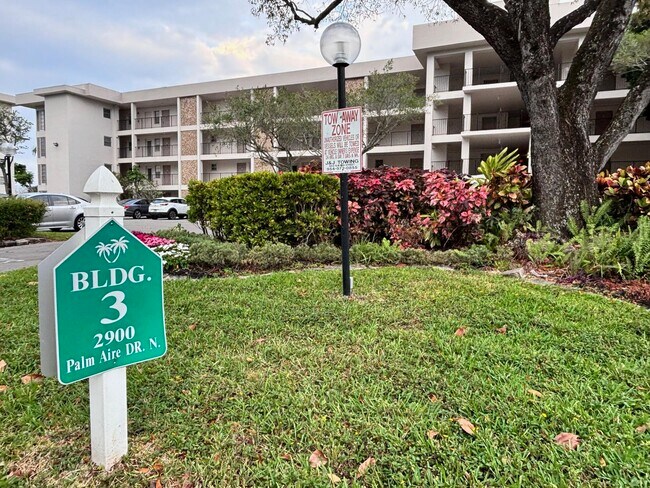 Building Photo - 2900 N Palm Aire Dr