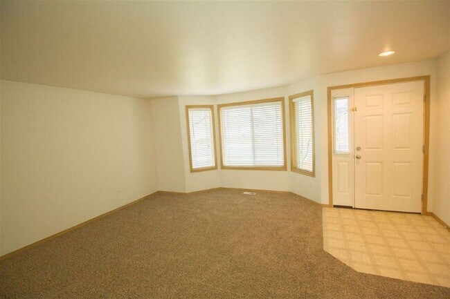 Building Photo - Large Corner Lot 4BR, 2.5BA Cheney Home In Big Sky #1454