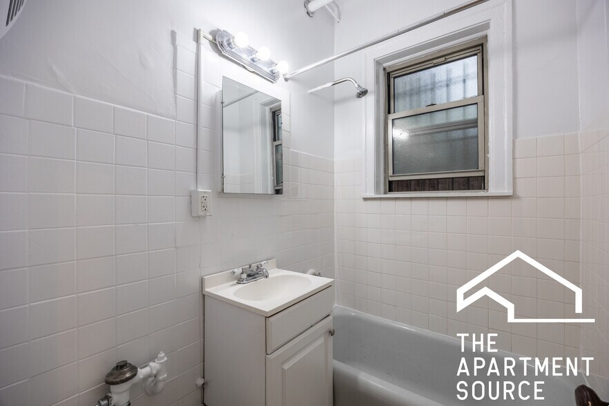 Building Photo - 2532 N Sawyer Ave