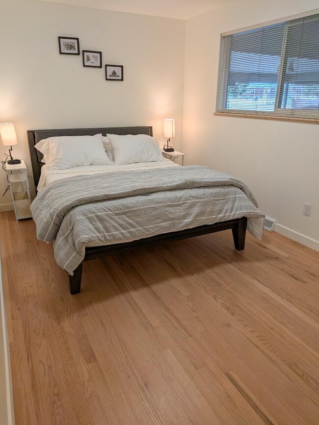 Building Photo - 425 Manhattan Dr