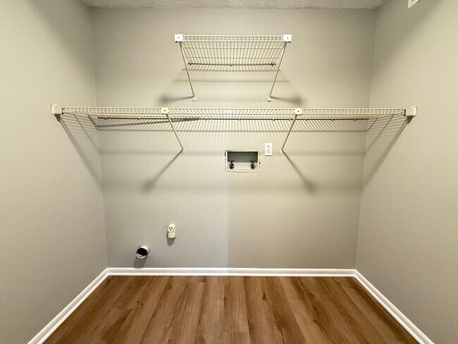 Building Photo - Bellevue!  2 Bedroom / 2 Bath House w/ Loft!  Renovated - Pet Friendly