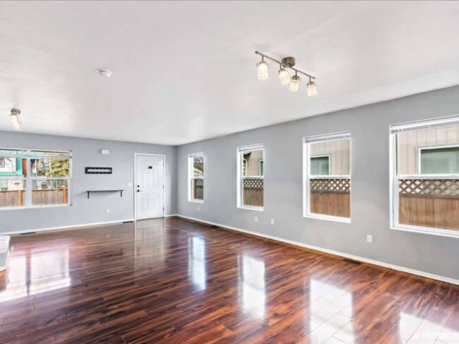 Building Photo - Spacious & Updated 3 Bedroom Duplex Near M...