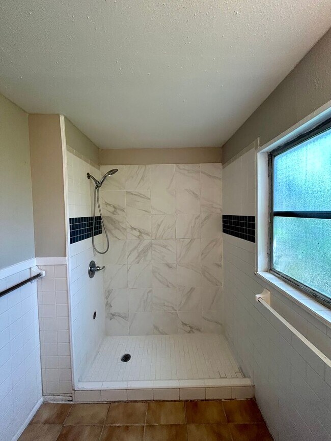 Building Photo - Two bedroom 1 bath home - 12th month free