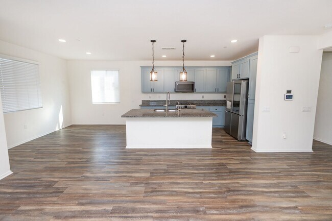 Building Photo - Amazing 3 Bedroom Condo available now! Totally loaded unit, schedule a tour today!