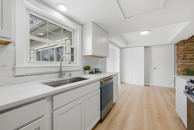 Building Photo - 593 Bristol Ln