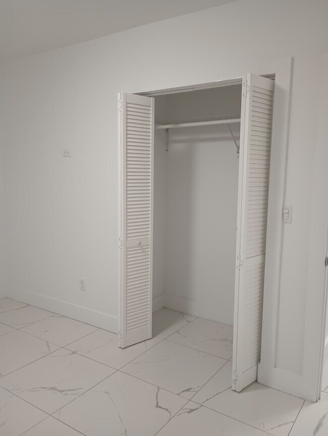 Building Photo - 3820 E 9th Ln