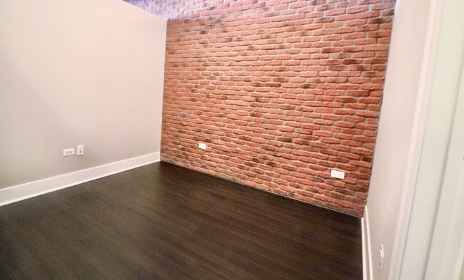 Building Photo - 803 S Clark St