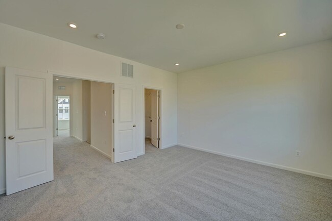 Building Photo - **Spacious 4-Bedroom Townhome in Middletow...