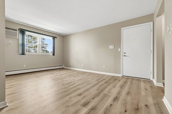 Building Photo - 6 Venice St