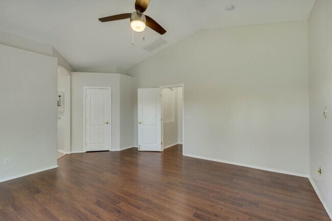 Building Photo - New Listing in Peoria