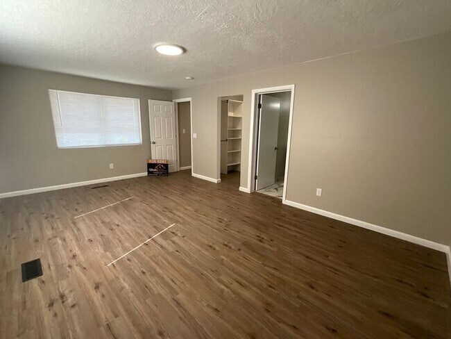 Building Photo - 3 bdrm 2 bath Home 2 car Garage small dog ...