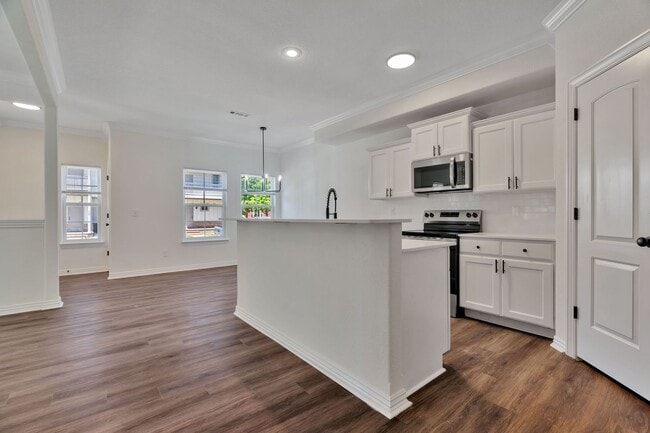 Building Photo - 4 Bed 3 Bath Townhome located close to University!