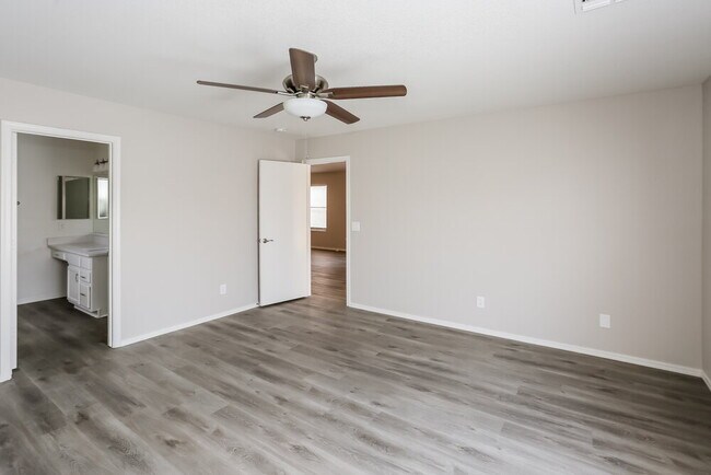 Building Photo - 10843 E Clovis Ave