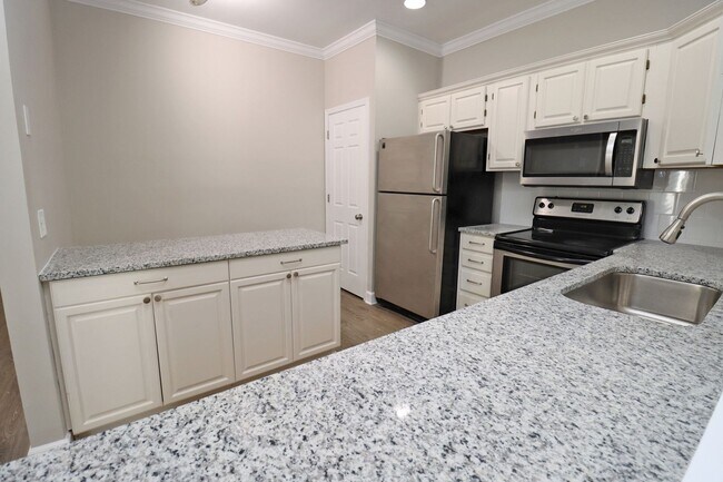 Building Photo - Luxury 3BR/2BA Renovated Condo