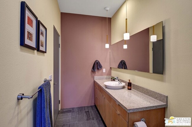 Building Photo - 1536 E Baristo Rd