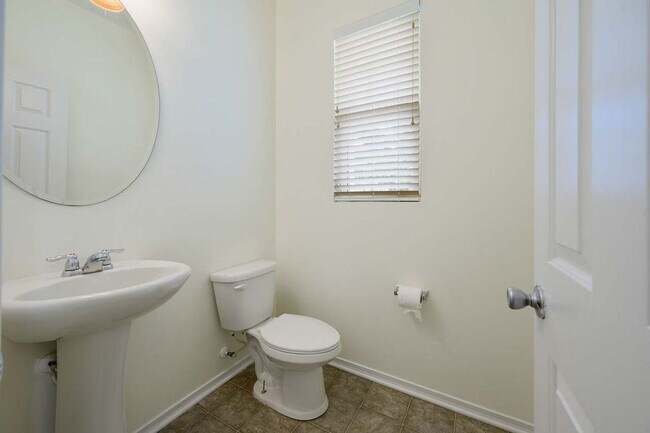 Building Photo - 3 Bedroom Open Concept with Enough Room fo...
