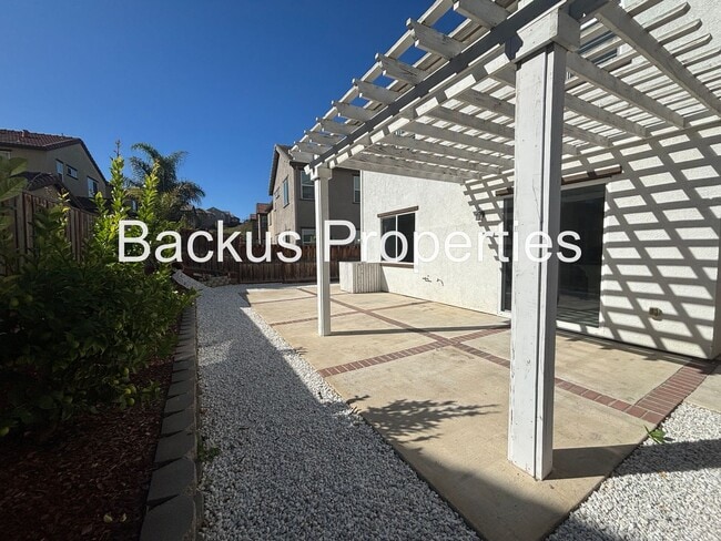 Building Photo - Three Bedroom Home in Hollister