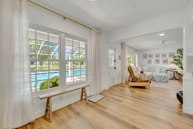 Building Photo - Luxury 5 Bed/4 Bath Pool Home on a Golf Course in Central Sarasota