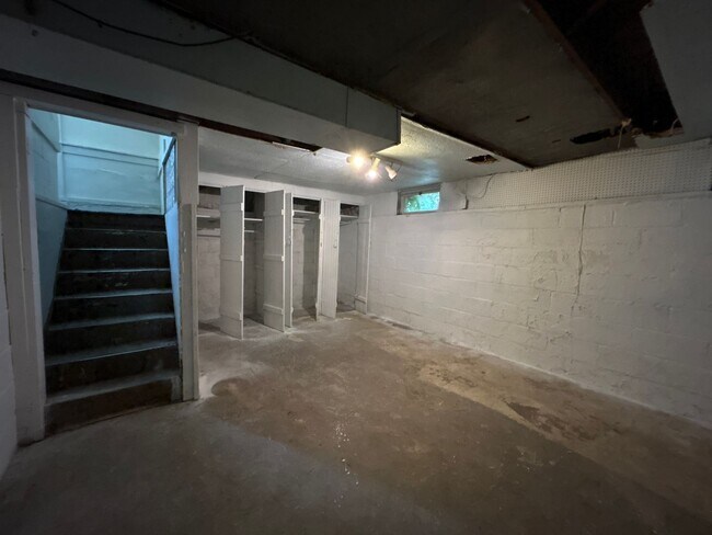 Building Photo - 1714 Roys Ave