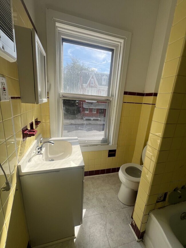 Building Photo - 857 E Market St