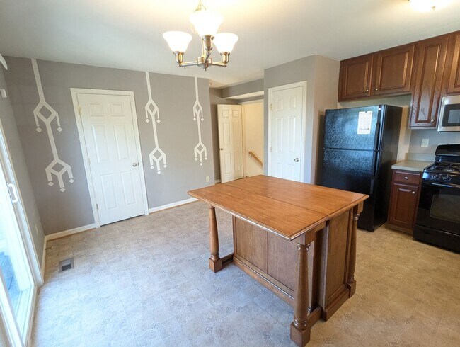 Building Photo - 3 Level End Unit townhouse available mid O...